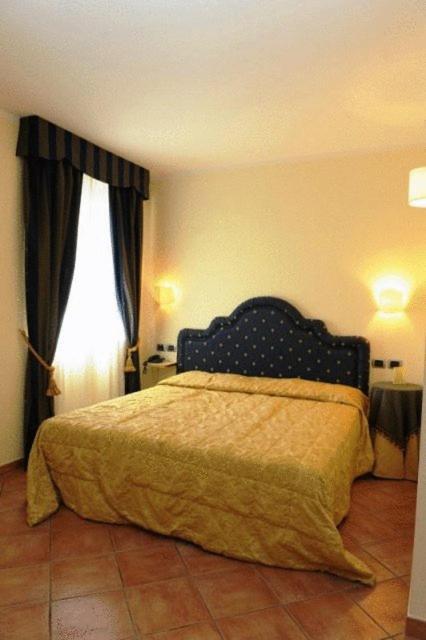 Hotel Urbano V Montefiascone Room photo