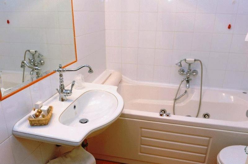 Hotel Urbano V Montefiascone Room photo